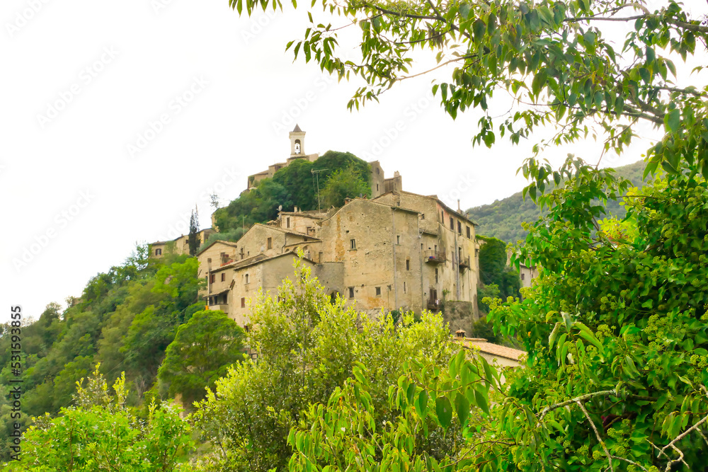 Fototapeta premium borgo fantasma di Rocchette e la fortezza di Rocchettine. Rieti, Lazio. borgo medievale abbandonato oggi città fantasma che mantiene integro l'antico tessuto urbano
