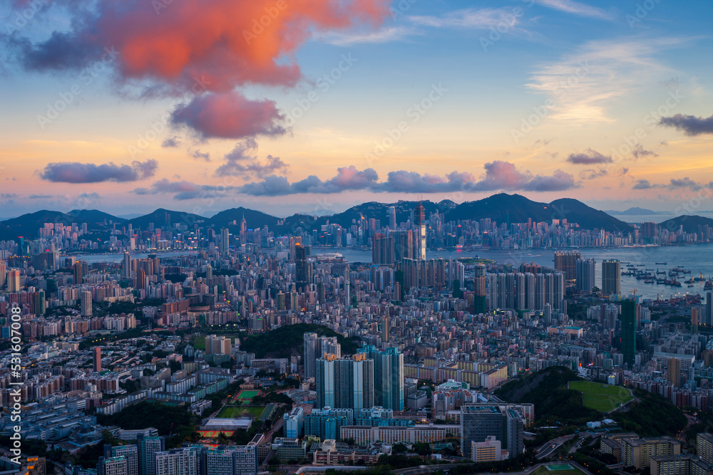 Obraz premium Aerial View of Kowloon Peak Lookout at Dusk, Hong Kong