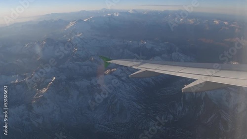 Vista aerea del la cordillera de los andes desde la ventanilla de un avion de aerolinea al atardecer