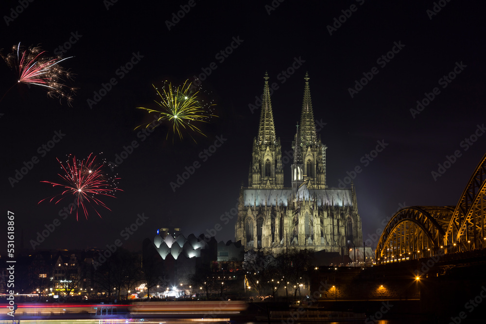 Obraz premium Christmas fireworks display near the cathedral in Cologne, Germany