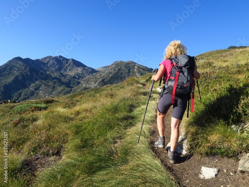 Jeunes femmes en randonnée en montagne dans la forêt et sur sentier Pyrénées ariégeoises Ariège saint Barthélémy Languedoc