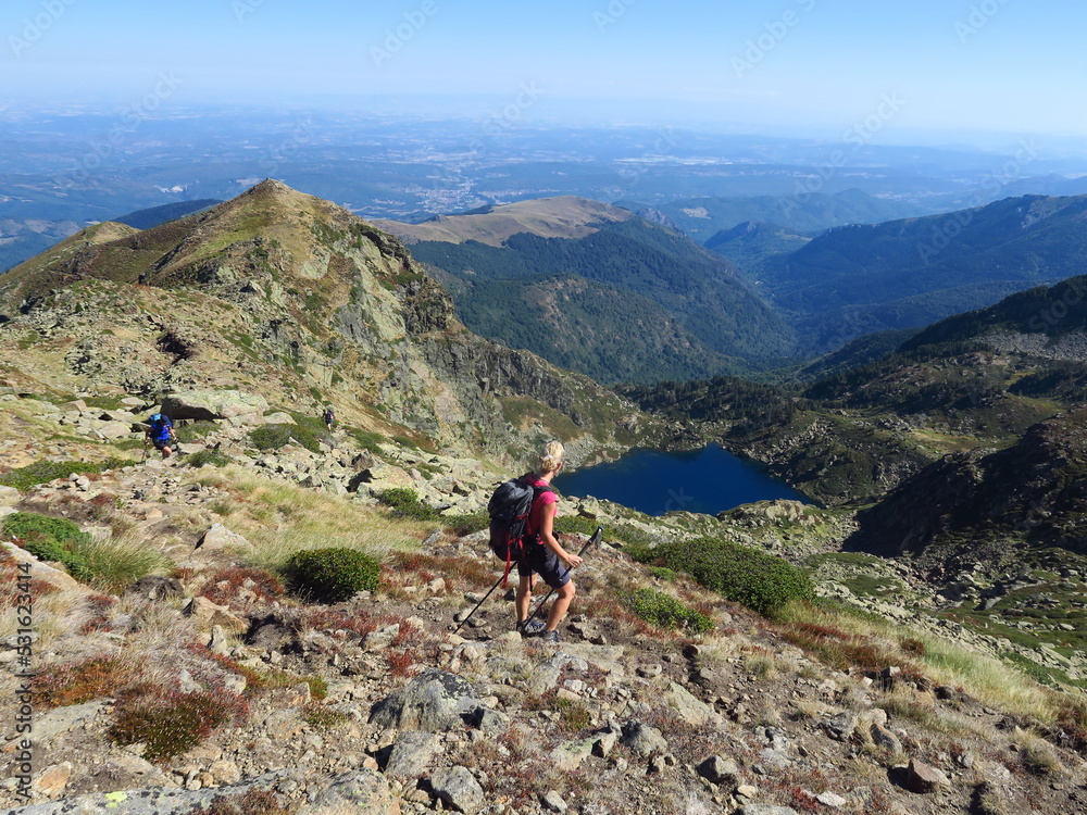 Jeunes femmes en randonnée en montagne dans la forêt et sur sentier Pyrénées ariégeoises Ariège saint Barthélémy Languedoc