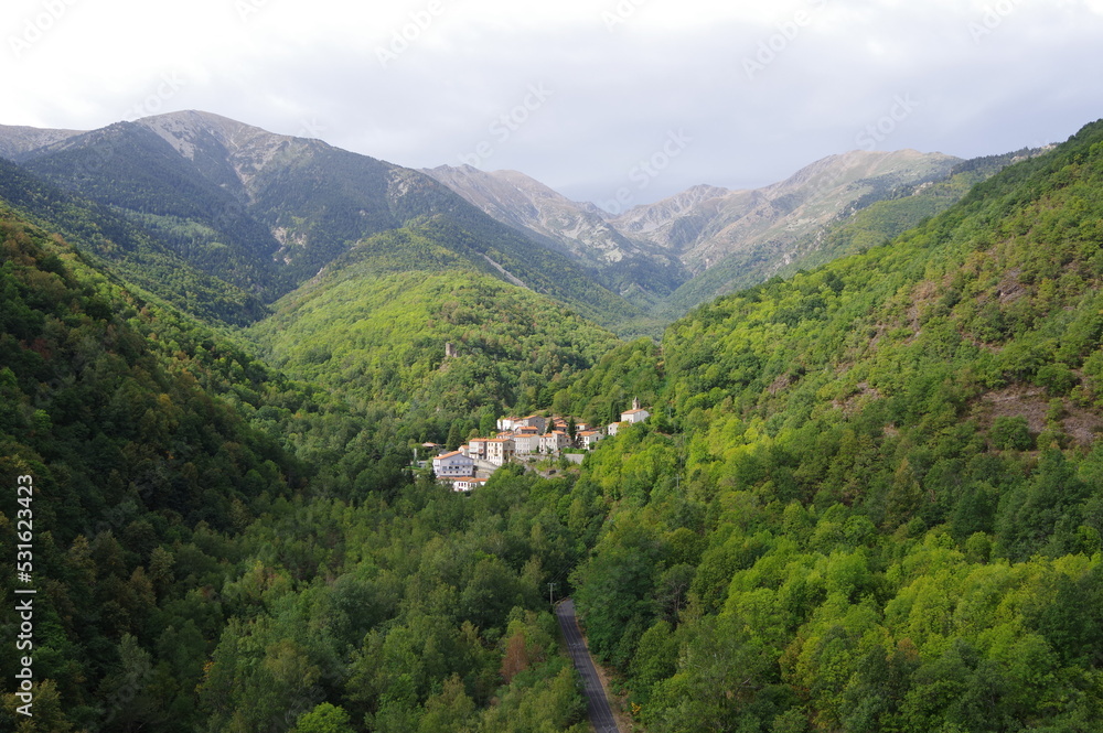 Village de montagne des Pyrénées orientales Valmanya dans la forêt au pied du canigou montagne des catalan sud de France Languedoc