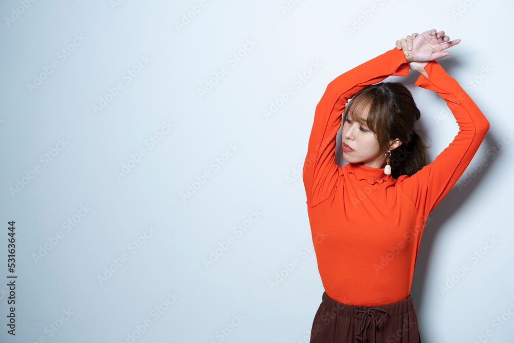 オレンジの服を着た女性 オレンジの服を着た女性