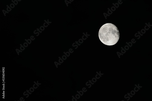 Księżyc z poświatą na nocnym niebie.