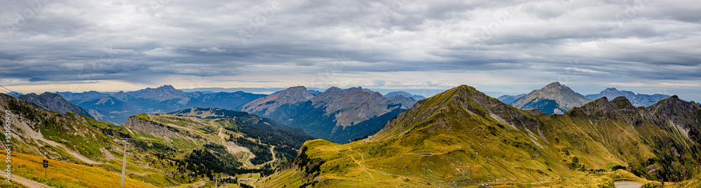 Panorama sur les montagnes de Val d'Illiez en Suisse en été