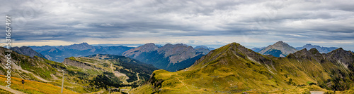 Panorama sur les montagnes de Val d'Illiez en Suisse en été