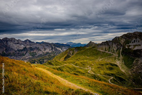 Vue sur les montagnes de Val d'Illiez en Suisse en été photo