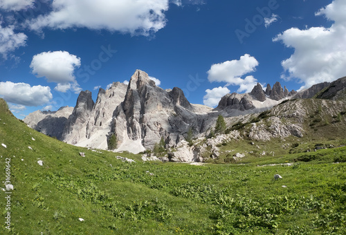 Fototapeta Naklejka Na Ścianę i Meble -  Panoramic hiking trail along the Tirol Sexten mountain chain during summer time