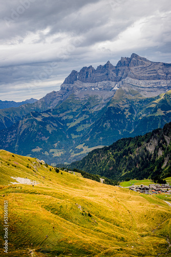 Vue sur les montagnes de Val d'Illiez en Suisse en été