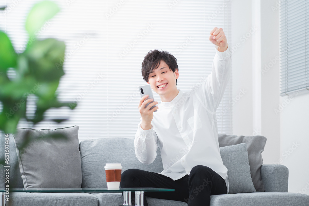 スマホを持つ男性のイメージ スマホを持つ男性のイメージ