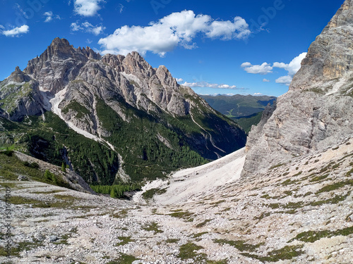 Panoramic hiking trail along the Tirol Sexten mountain chain during summer time © Wolfgang Hauke