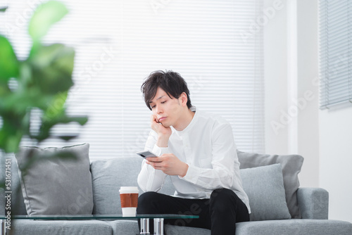 スマホを持つ男性のイメージ