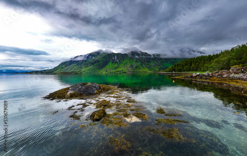 Lofoten fjord z widokiem na góry