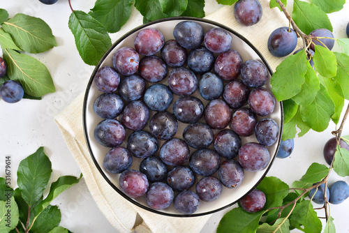 Obraz na płótnie Fresh plums on plate
