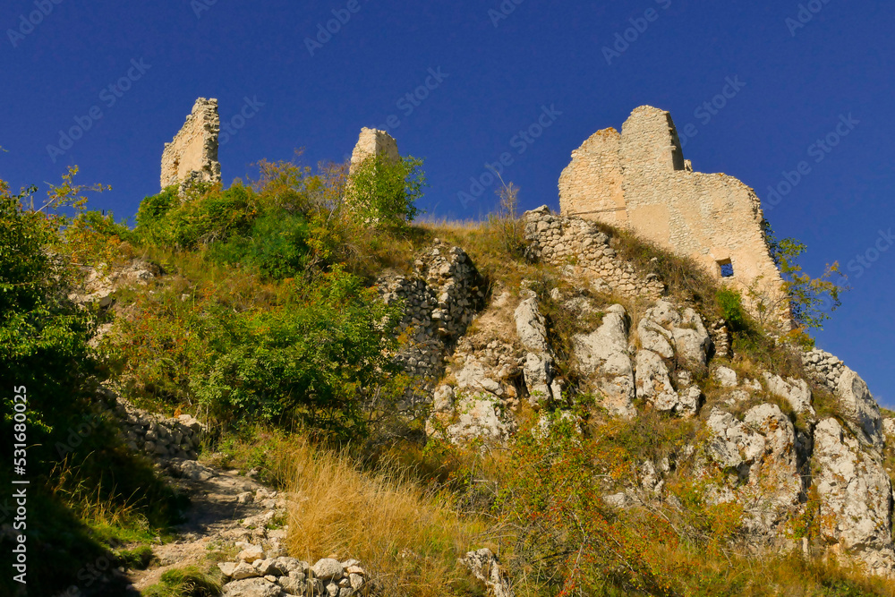 Castello, borgo di Rocca Calascio e chiesa di S. Maria della pietà