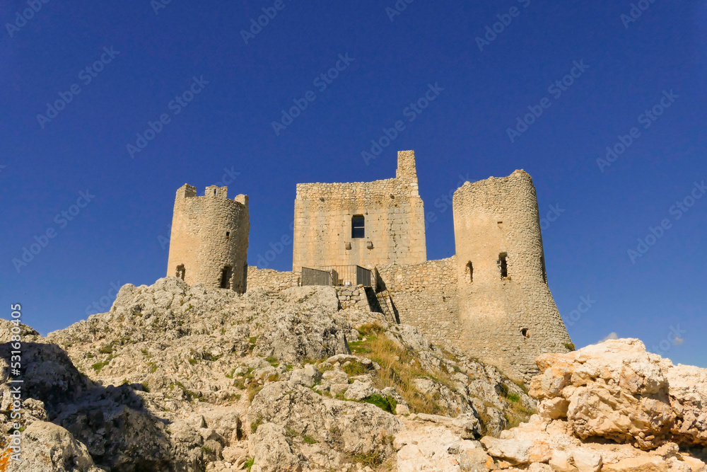 Castello, borgo di Rocca Calascio e chiesa di S. Maria della pietà