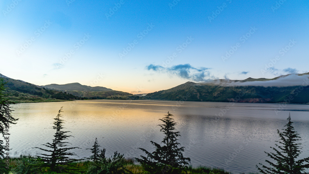 Naklejka premium Amanecer en laguna Pomacanchi Cusco