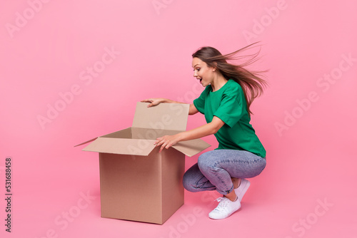 Fotografija Full length photo of astonished person open shipment package isolated on pink co