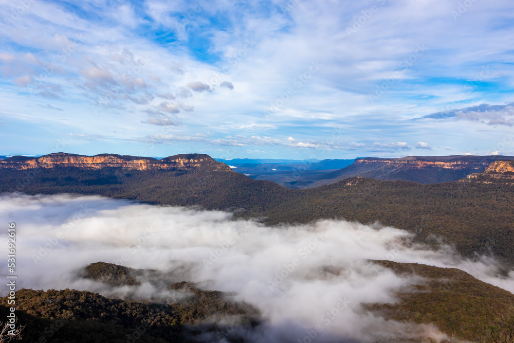 シドニー郊外のブルーマウンテンズで見た、雲海が残るユーカリの森と青空に浮かぶ雲
