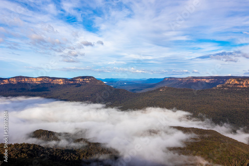 シドニー郊外のブルーマウンテンズで見た、雲海が残るユーカリの森と青空に浮かぶ雲