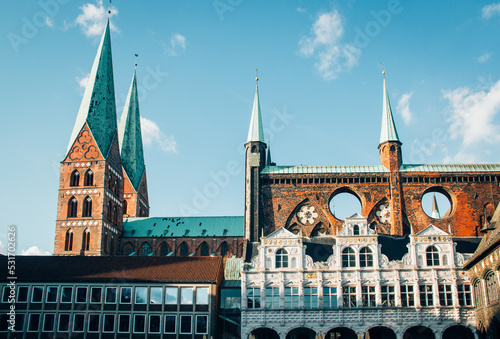 Rathaus und Marienkirche in Lübeck