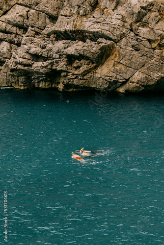 Personas nadando en la cala de Sa Calobra, Mallorca. Buceando en aguas cristalinas del mediterráneo. 