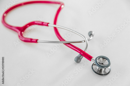 Różowy stetoskop na białym tle photo