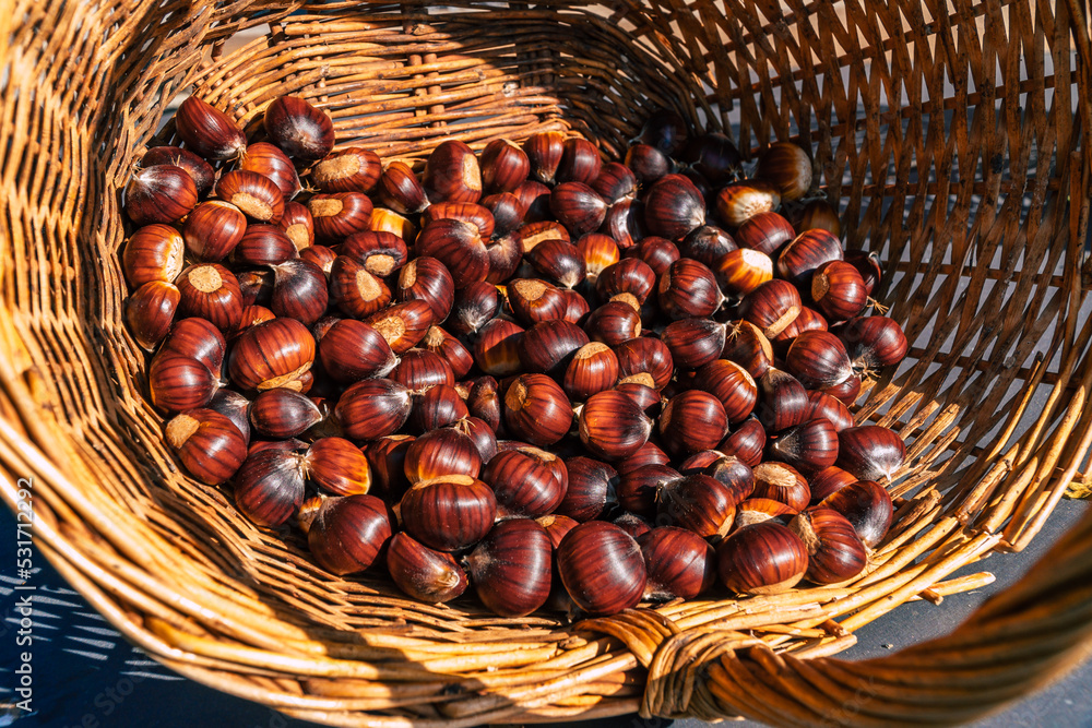 Obraz premium nice ripe sweet chestnuts in a basket