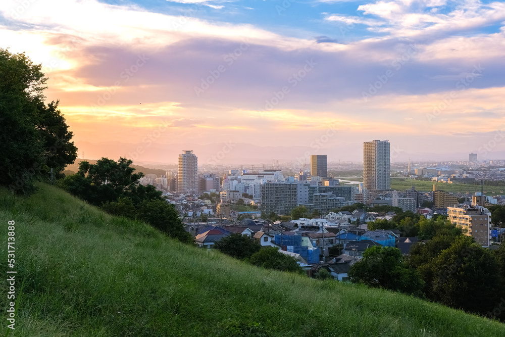 Obraz premium 東京都多摩市 聖蹟桜ヶ丘、夕暮れの桜ヶ丘公園、ゆうひの丘