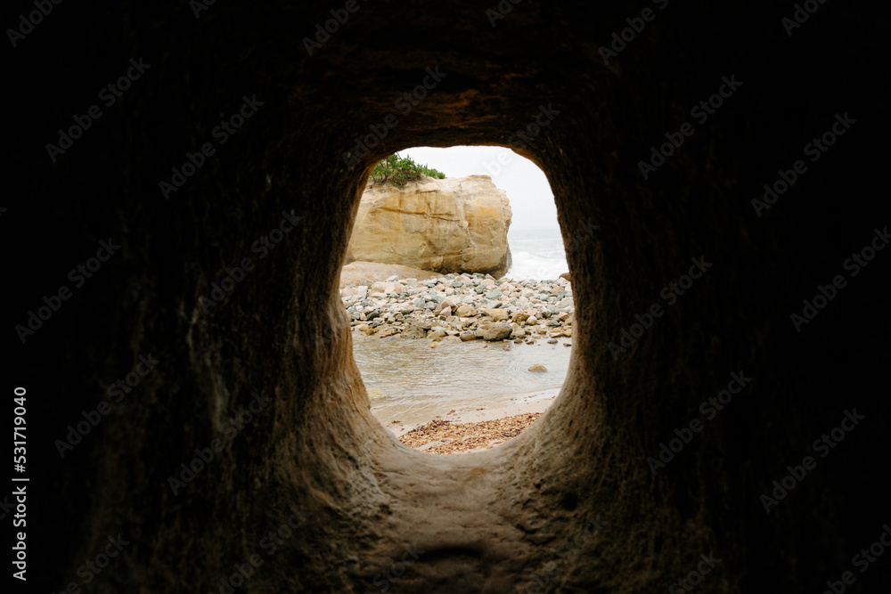 洞窟の穴