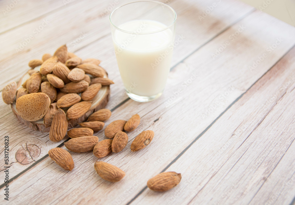 Deliciosa leche de almendras sobre fondo de madera. Alimento vegano. Deliciosa leche de almendras sobre fondo de madera. Alimento vegano.