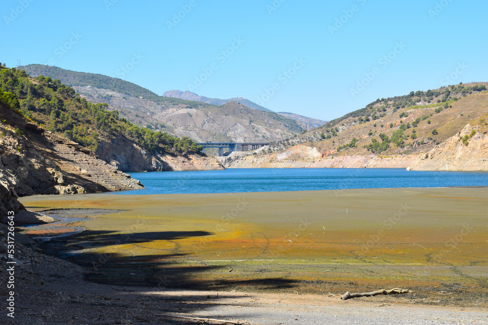 VISTAS DE LA DESEMBOCADURA DEL RIO GUADALFEO EN EL EMBALSE DE RULES. 