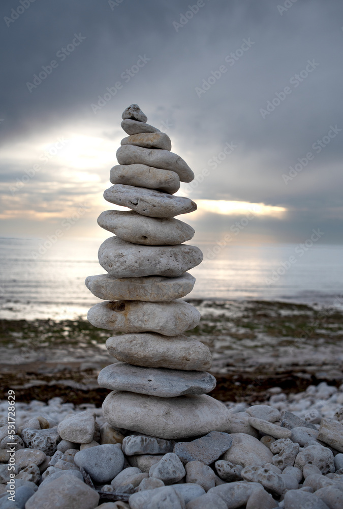 Une construction en équilibre sur une plage française de l'île d'Oléron en France Une construction en équilibre sur une plage française de l'île d'Oléron en France