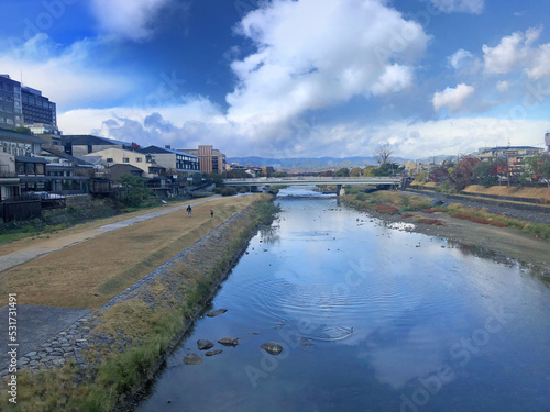 雨上がり・秋の鴨川（京都） © MANPUKU