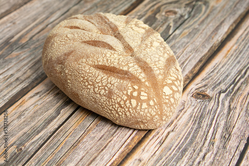 Pão australiano caseiro com farinha integral escura em uma mesa de madeira
 photo