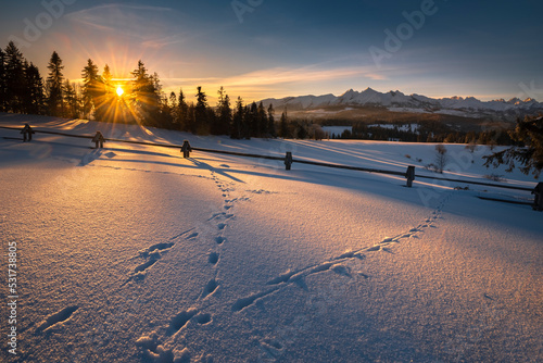 Fototapeta Naklejka Na Ścianę i Meble -  Tatra Mountains, winter, sunrise on the Łapszanka Pass, Poland. 
Tatry, zima, wschód słońca na Przełęczy nad Łapszanką. Panorama gór, polska. 