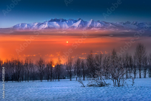 Fototapeta Naklejka Na Ścianę i Meble -  View of the Tatra Mountains from Pieniny. Winter, frost, night and fog, Poland.
Widok z pienin na Tatry. Zima, mróz, noc i mgła. Panorama gór. Polska