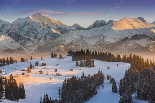 Tatra Mountains, winter, snow, frost. Panorama of the winter Tatra Mountains and peaks at sunset, Gliczarów Górny, Poland.   Tatry, zima, śnieg, mróz. Panorama zimowych gór o zachodzie słońca, Polska. © Arkadiusz