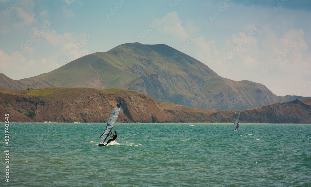 Obraz premium skiing windsurfing in the ocean waves