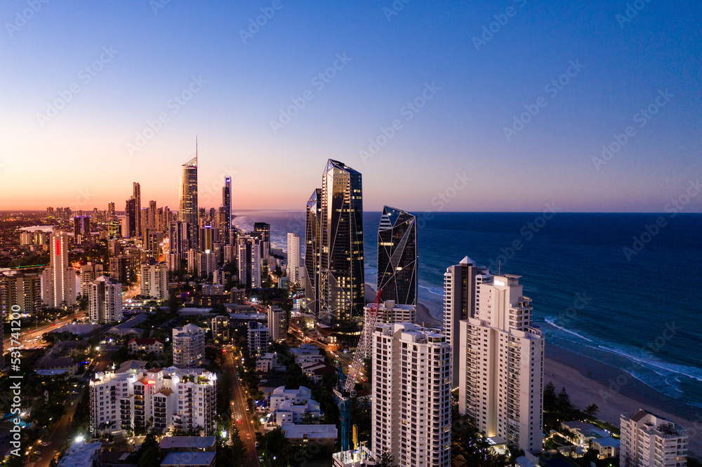 Obraz premium Sunset view of Surfers Paradise on the Gold Coast