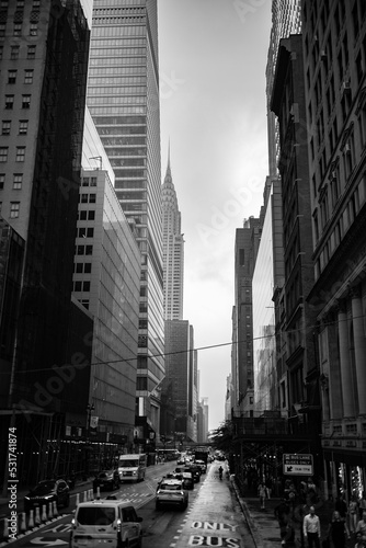 grattacieli della città di new york sotto la pioggia photo