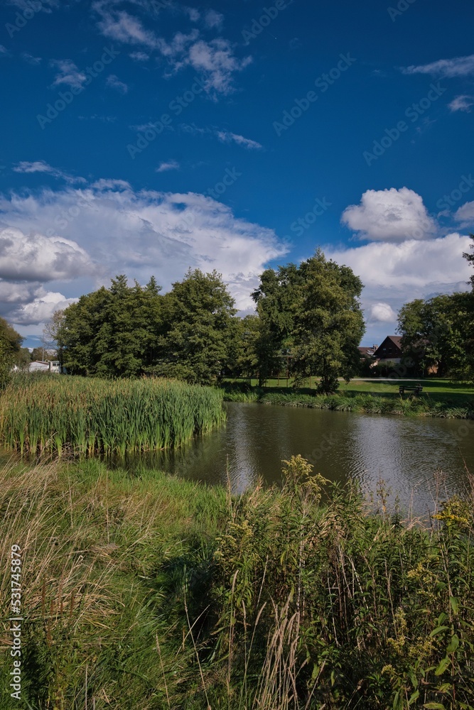 Idyllische Flusslandschaft an der Abens in Niederbayern