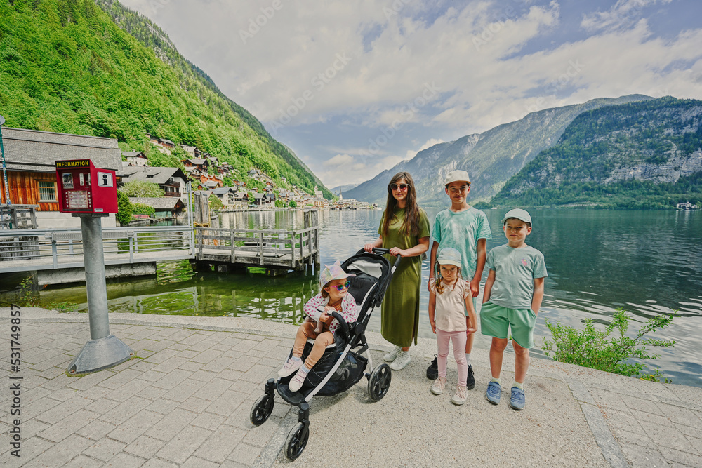 Obraz premium Mother with four kids at lake Hallstatt,Austria.