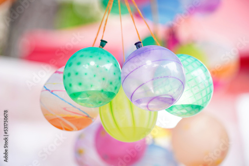 お祭の縁日＿ヨーヨー釣りのヨーヨー＿水風船