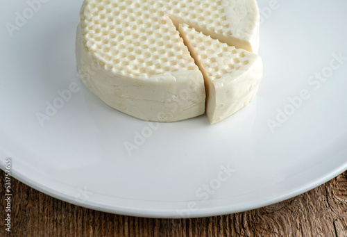 Εκτύπωση καμβά Head and slice of brined cheese on a white plate.