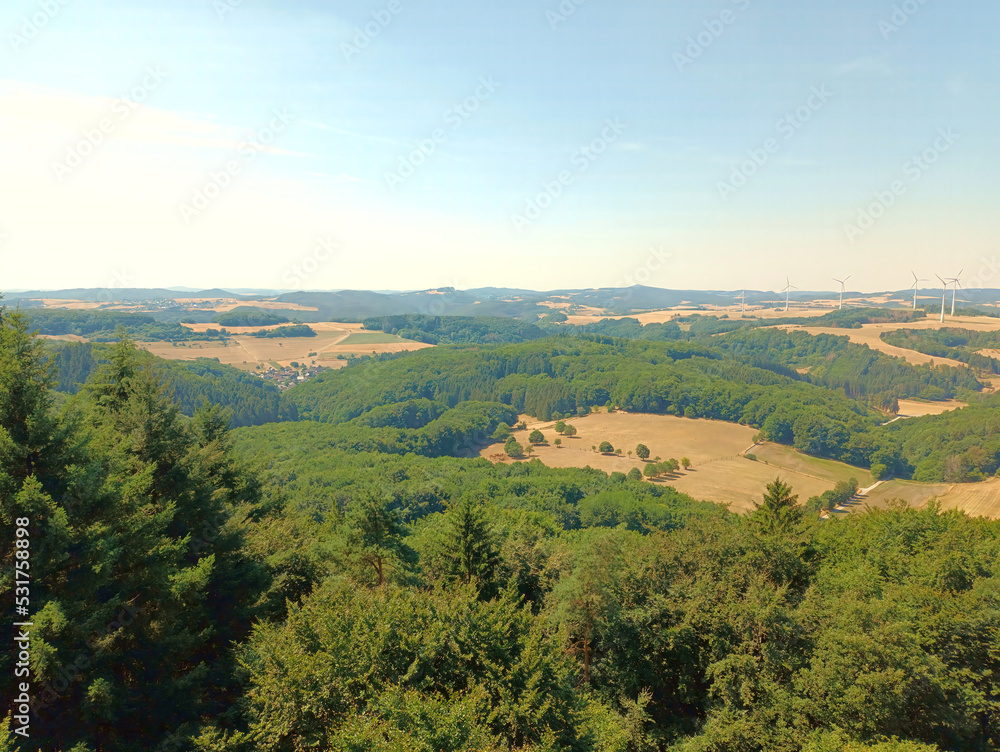 Hügelige Landschaft in der Vulkaneifel: Aussicht vom Sendeturm auf dem Berg Gänsehals bei Rieden im Landkreis Mayen-Koblenz, Rheinland-Pfalz.