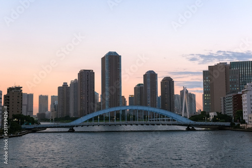 東京都 隅田川に架かる永代橋と高層マンション群の夕景