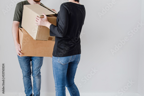 Photos Una pareja joven sostiene dos cajas de mudanza