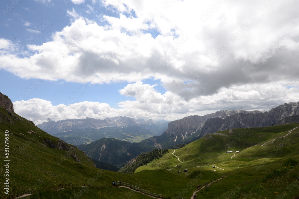 Alpines Panorama in den Dolomiten im Sommer